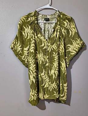 Wonderly Womens XL Green White Floral Crinkle V-Neck Button Short Sleeve Blouse